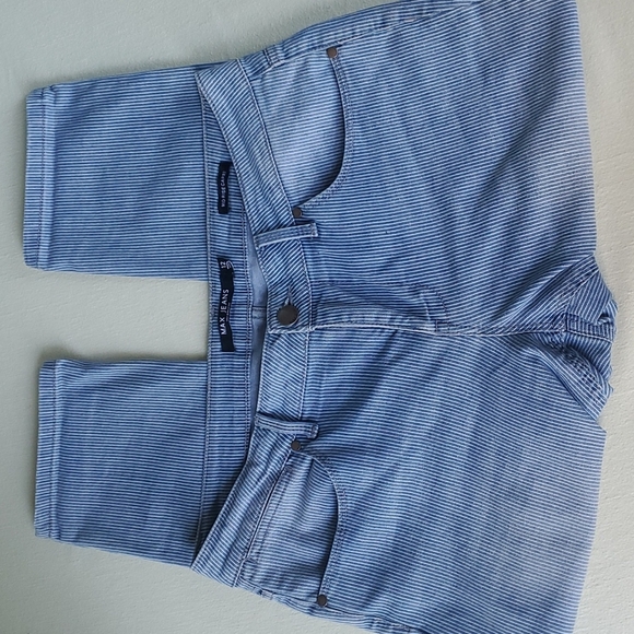 MAX JEANS- MID RISE CAPRI'S - Picture 4 of 6